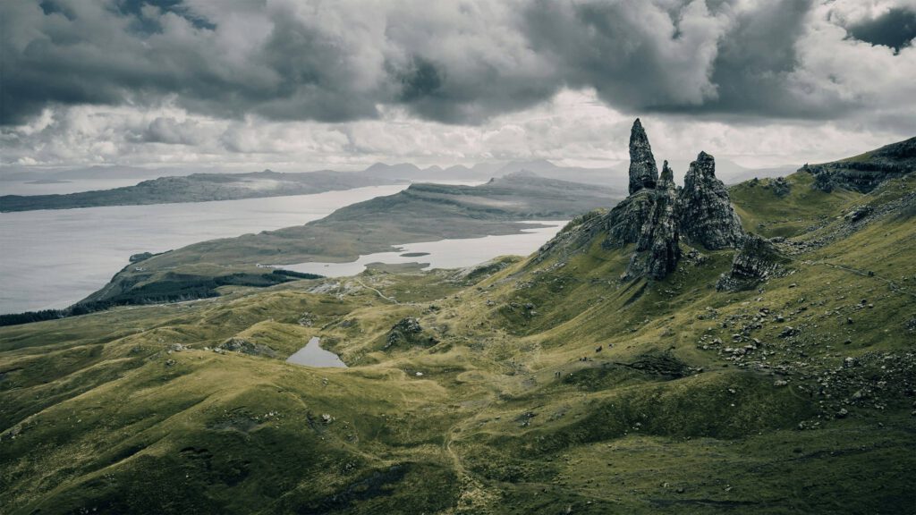Eine dramatische Landschaft mit den berühmten Felsen von Old Man of Storr auf der Isle of Skye in Schottland unter einem bewölkten Himmel.