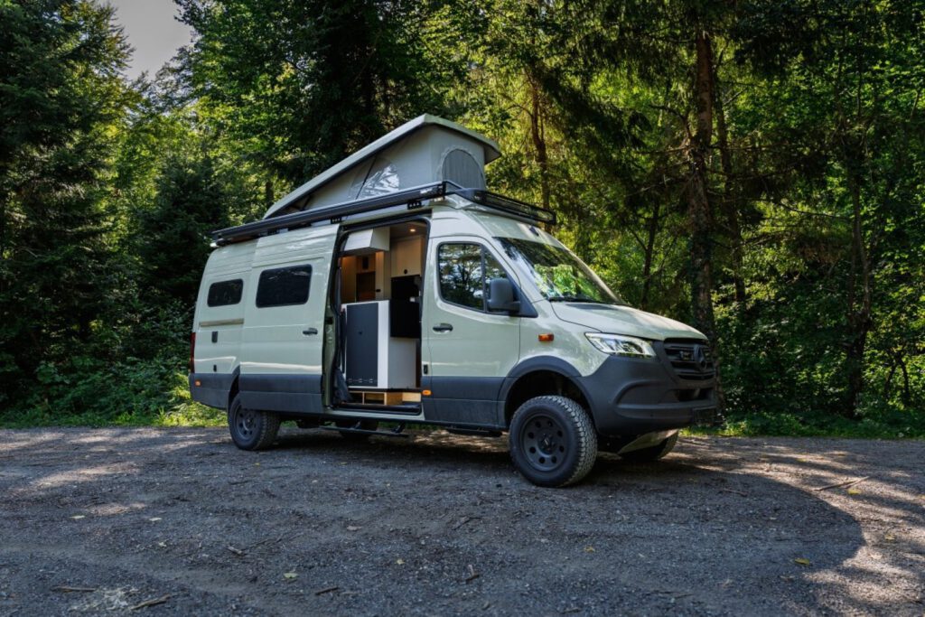Mercedes Sprinter 4x4 Camper Ausbau FAWKES mit Aufstelldach von vanside